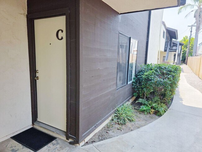 Building Photo - *OPEN HOUSE: 8/9 1:30-2:30PM* Remodeled 2B...