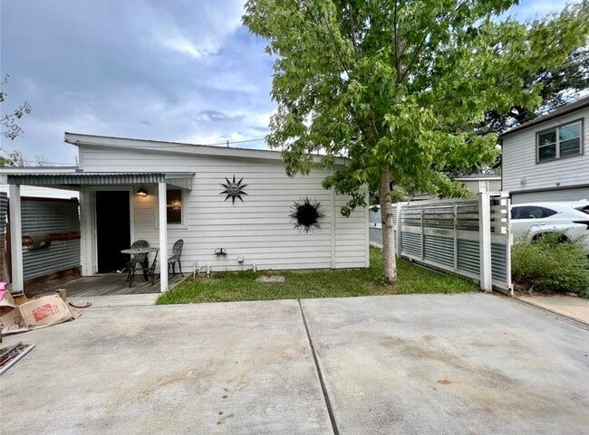 Building Photo - 728 W 21st St