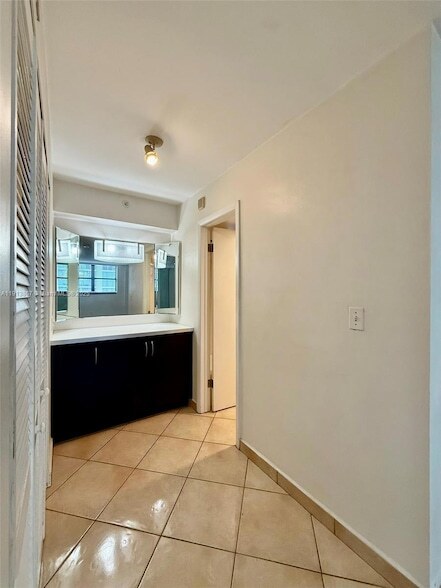 Building Photo - 555 NE 30th St