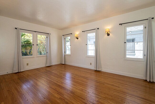 Building Photo - 1221 S Sycamore Ave