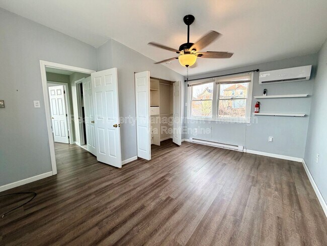 Building Photo - 521 Farnsworth St