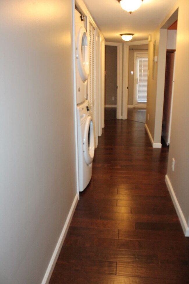 Building Photo - Laurel Villas #105 -3BR/2BA Available for AUGUST 2026 move in!