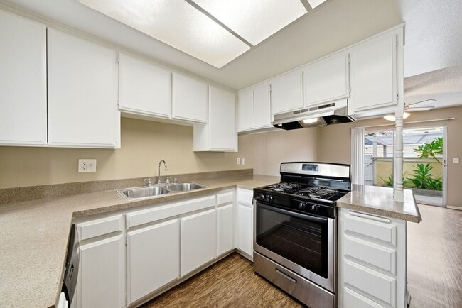 Building Photo - Spacious and Well Maintained 3 Bedroom Condo in Orange