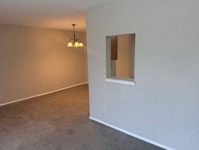 Building Photo - Bright & Spacious Condo in Sought-After Glenhardie Community
