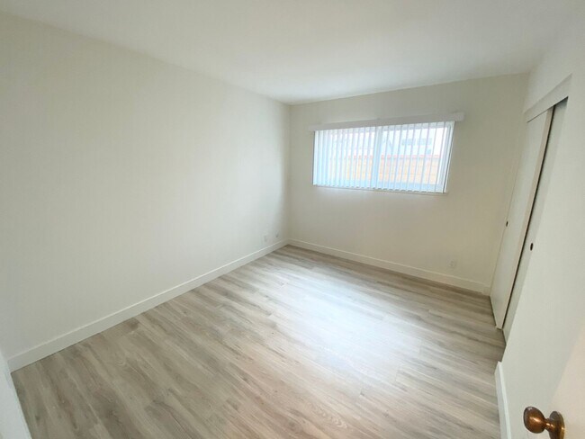 Building Photo - Amazing Pet friendly Anaheim home!