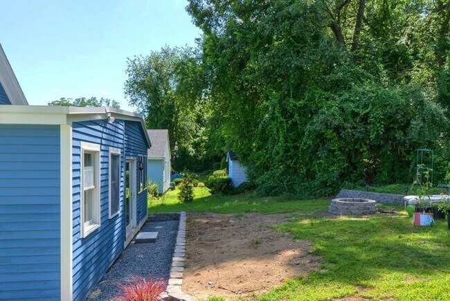 Building Photo - 142 E Meadow Rd