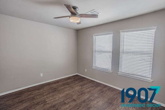 Building Photo - Contemporary 3-Bedroom Home in Yukon – Modern Finishes & Open Layout! - NO PETS