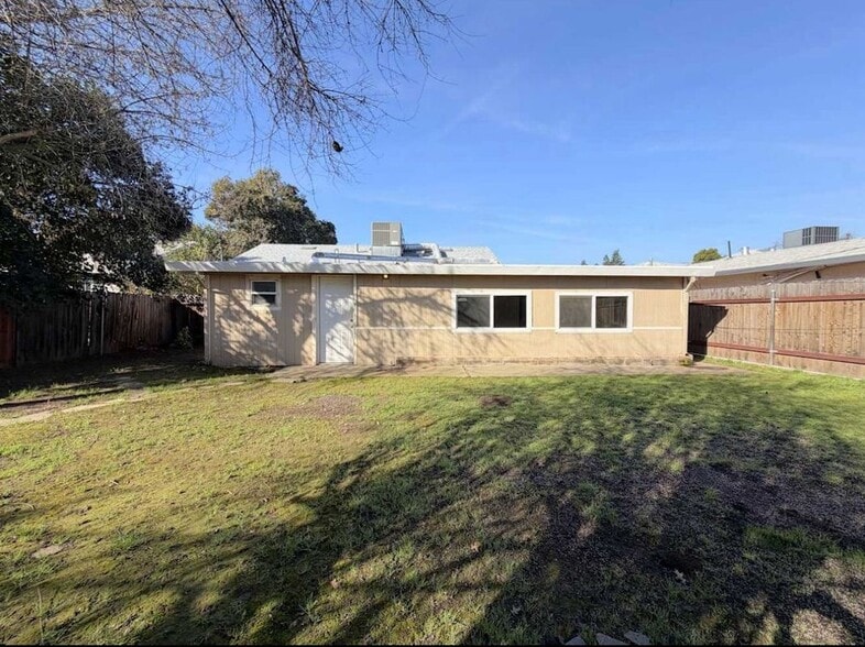 Building Photo - 2129 Winafred St