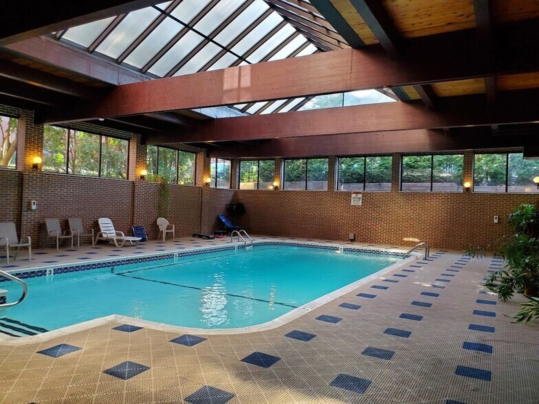 Building Photo - 48 Forest St