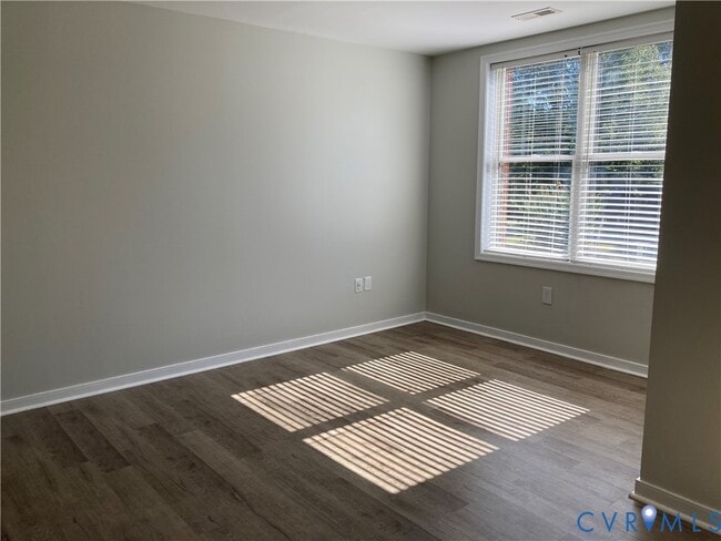 Building Photo - 14720 Village Square Pl