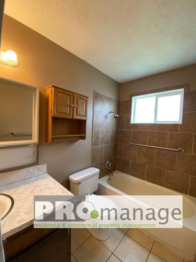 Building Photo - 2 bed / 1 bath apartment in Idaho Falls