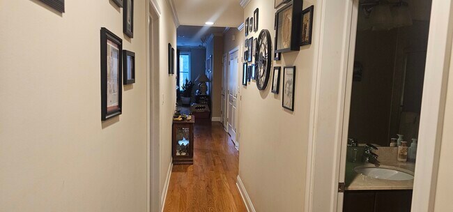 Building Photo - 3323 S Prairie Ave