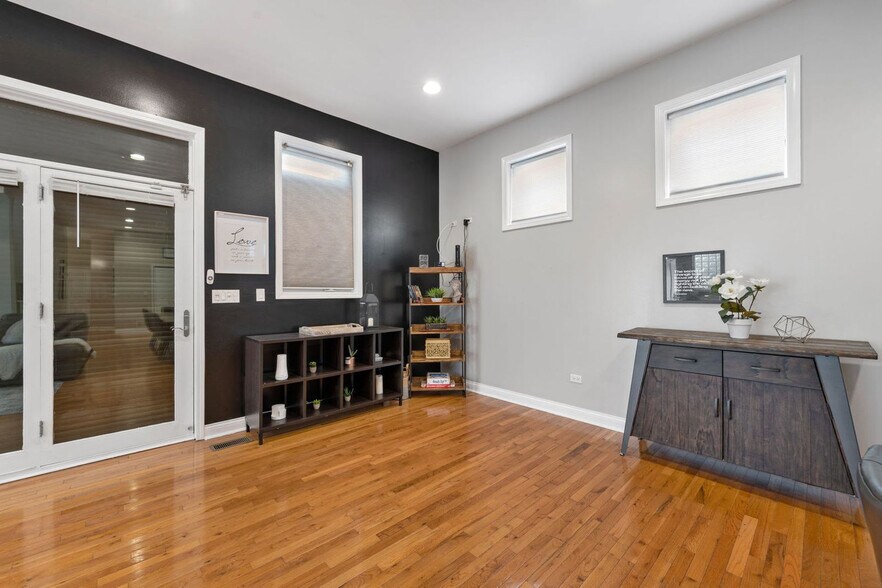 Building Photo - 2630 S Throop St