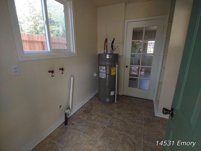 Building Photo - Lots of Light!