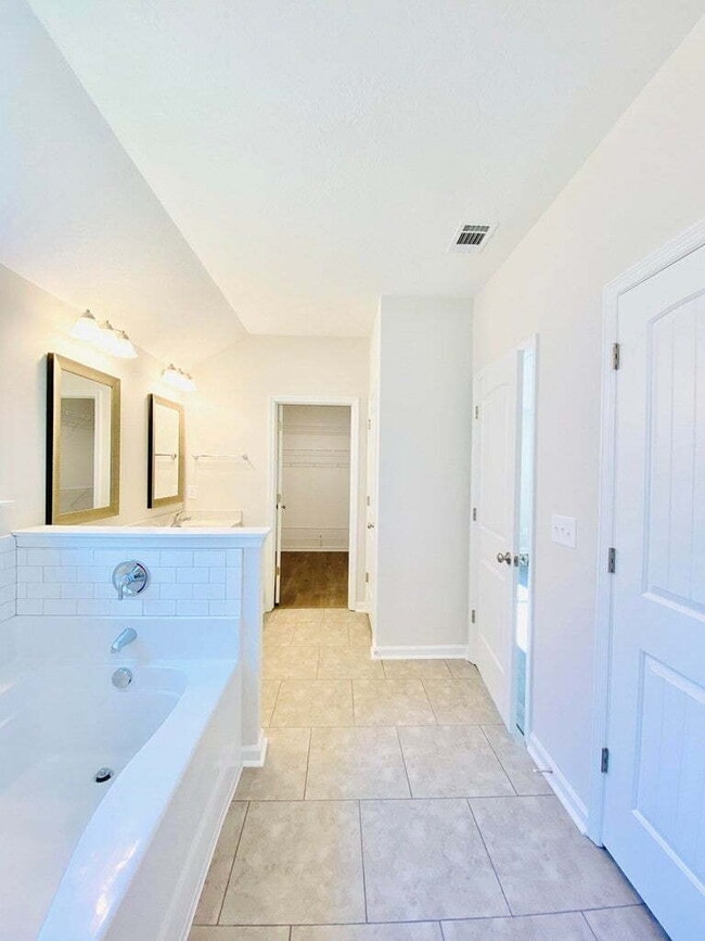 Building Photo - Summerton Village Rental!