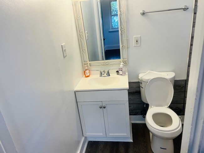 Building Photo - 2 bed, 2 bath in LOSO.