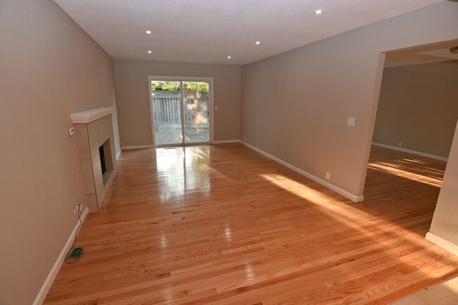 Building Photo - 5719 Lathrop Dr