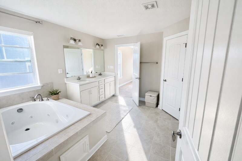 Building Photo - 1300 Parkdale St