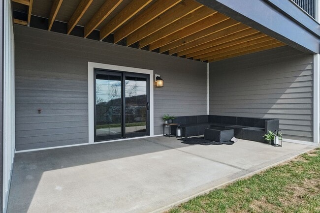 Building Photo - Luxurious, Fully Furnished Townhome       ...