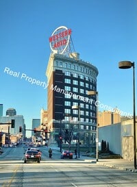 Building Photo - Move In Special 2-Bedroom in Western Auto...
