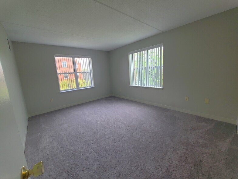 Building Photo - 1 S Point Dr