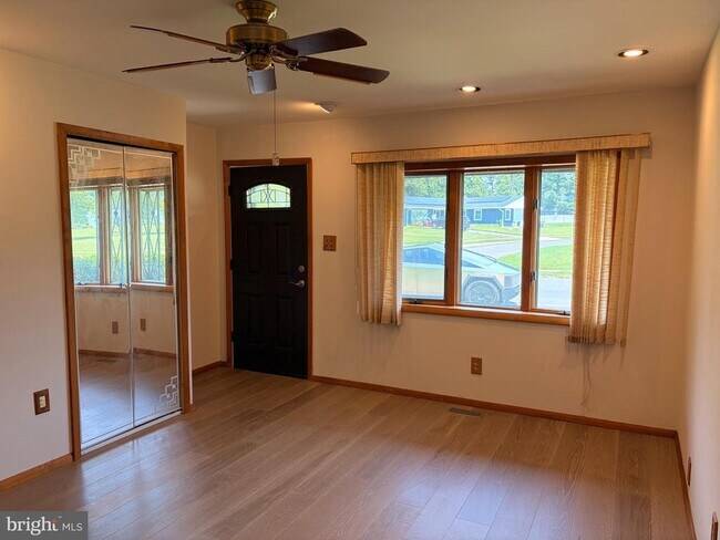 Building Photo - 31 Fairmount Dr
