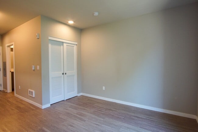 Building Photo - Modern Studio with Floor to Ceiling Windows!