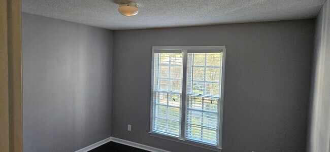 Building Photo - Darling 2br 2ba One Level Living Townhome ...