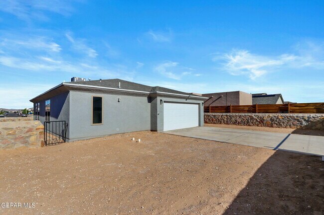 Building Photo - 2833 Maria Casas St