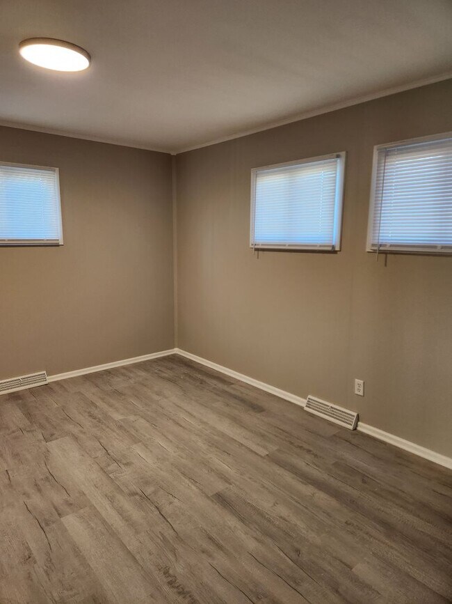 Building Photo - 3 bed, 2 bath, 1 car garage Newly remodeled with fenced backyard!