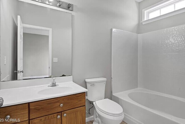 Building Photo - *** Promotion -- Sign lease by February 15 and receive $1100 off first months rent!!  Renovated h...