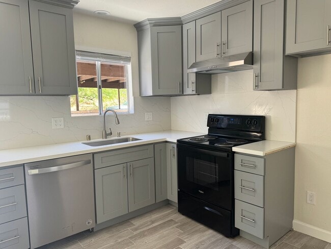 Building Photo - MOVE IN SPECIAL FIRST MONTH $1 2BD/1.5BA Two-Story Condo – Bullhead City | $1,150/Month