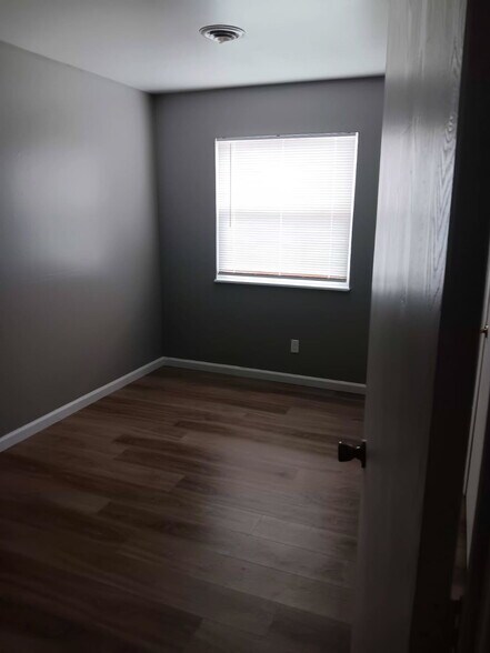 Building Photo - 101 Sandstone Ct