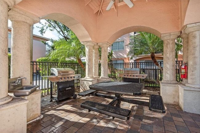 Building Photo - 2125 SE 10th Ave