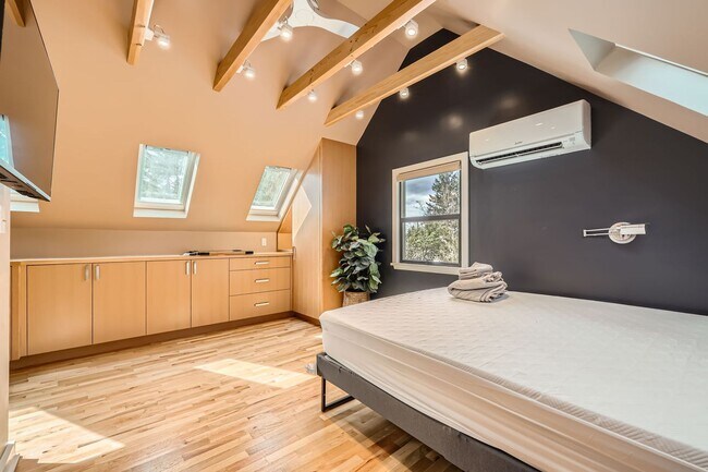 Building Photo - Charming Seattle Home in Seattle's Wedgwood Neighborhood - Furnished