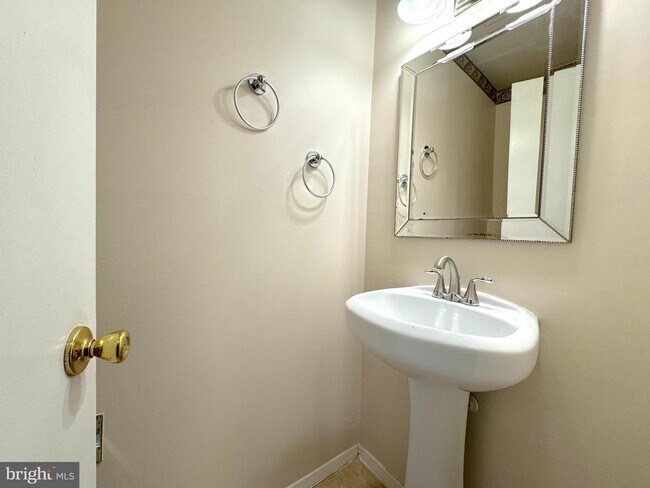 Building Photo - 2404 Albot Rd