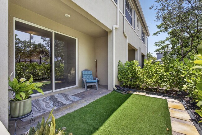 Building Photo - 160 Bandol St