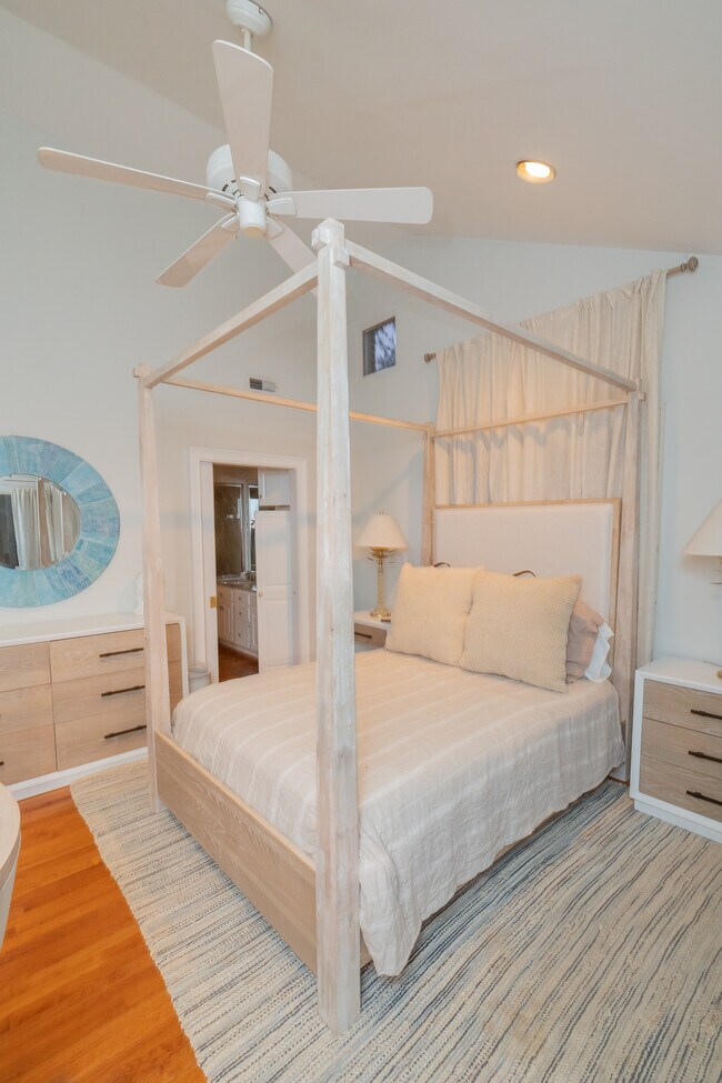 Building Photo - 944 Lakeview Dr