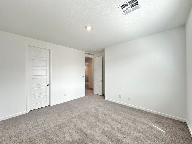 Building Photo - 563 Mountain Robin Ave