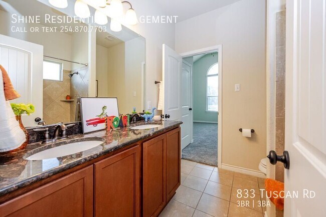 Building Photo - 833 TUSCAN Rd