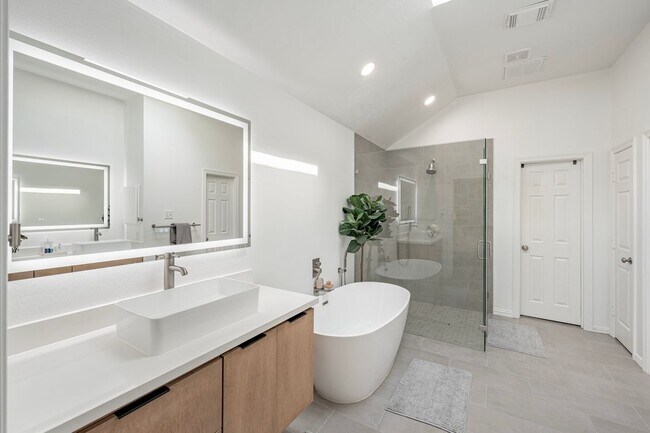 Building Photo - 11 E Sienna Pl