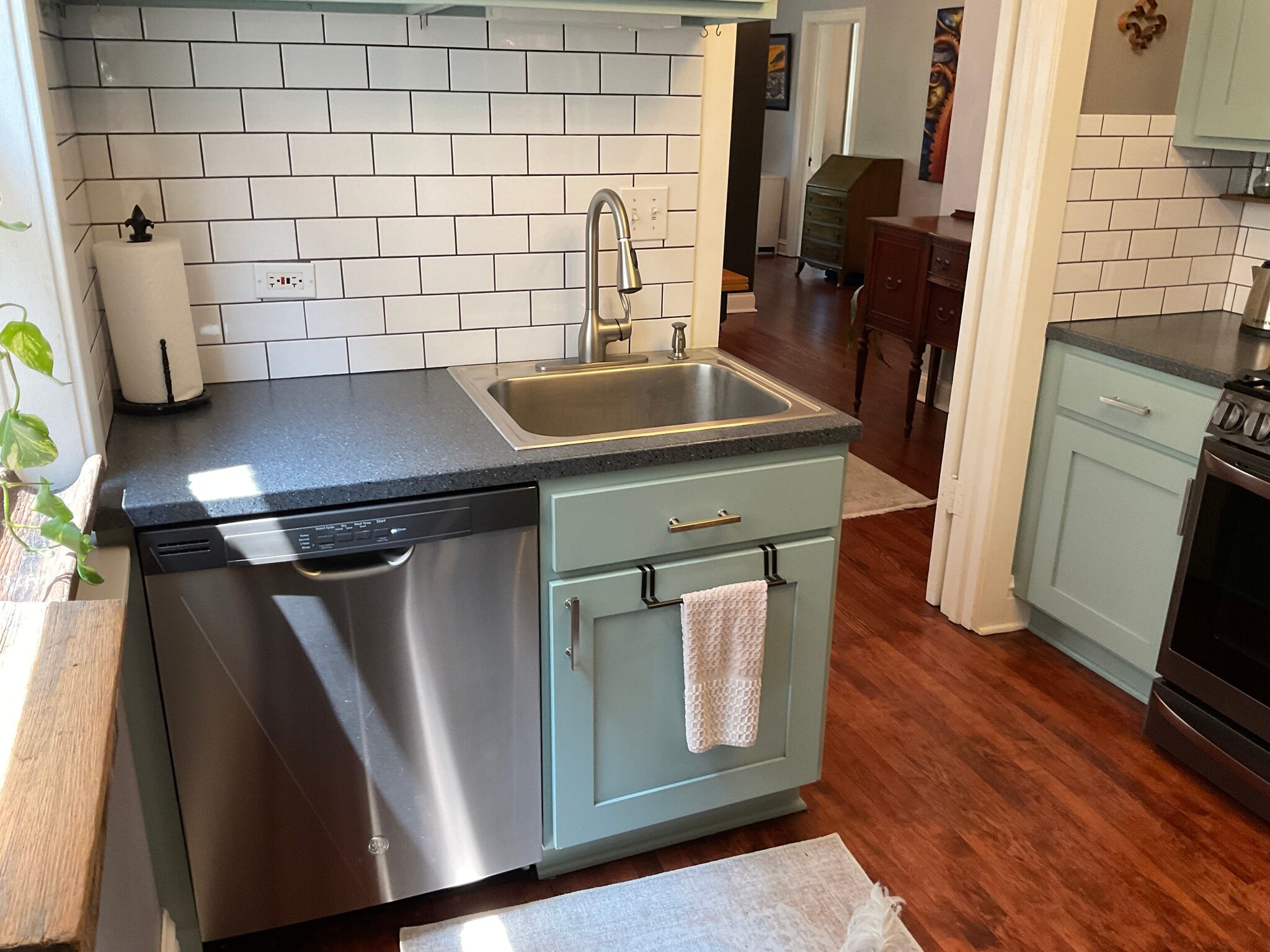 Sink and full dishwasher - 825 Forest Ave