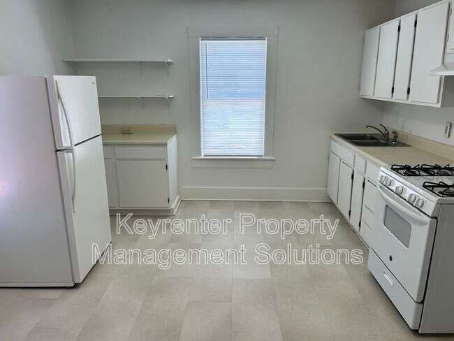 Building Photo - 204 W Peabody St