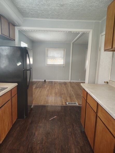 Building Photo - 1936 Shaftesbury Rd