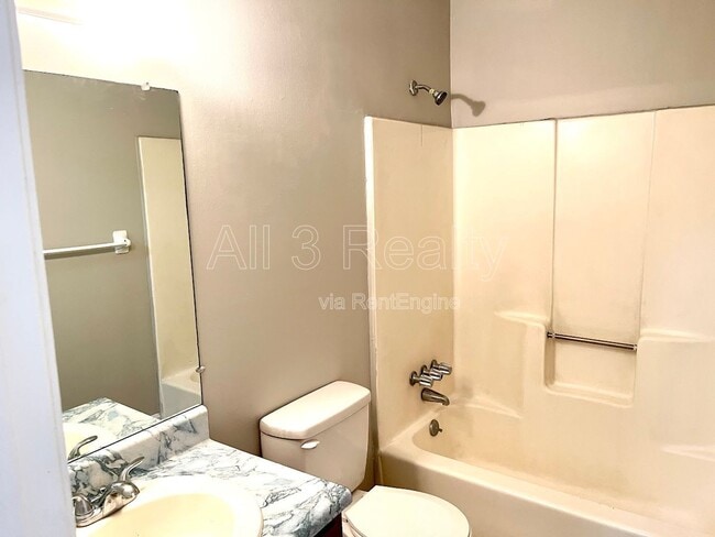 Building Photo - 120 Meadowbrook Ct