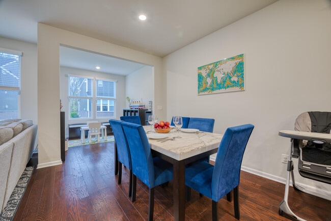 Building Photo - 2832 Fairgrove Cres