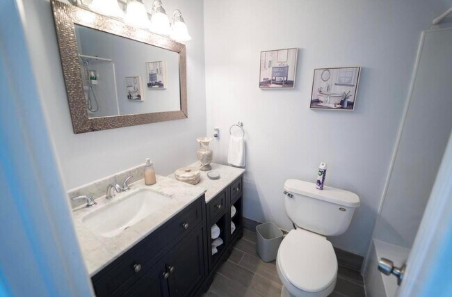 Building Photo - 822 Sandtree Dr