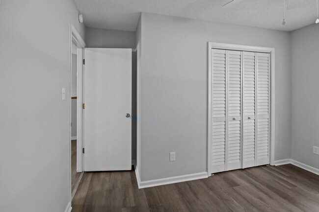 Building Photo - 1501 Fairfax Ln