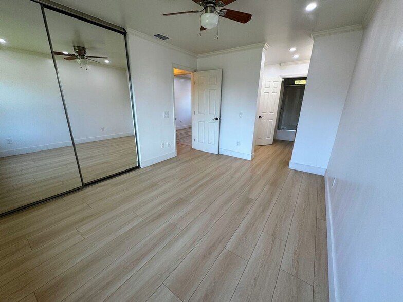 Building Photo - 4894 Rue Le Mans