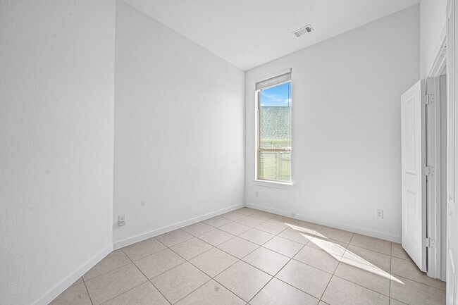 Building Photo - 2221 Forest Trace Ln
